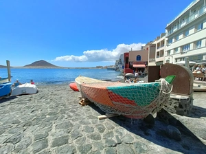 Playa Chica y Muelle de la Chica - España